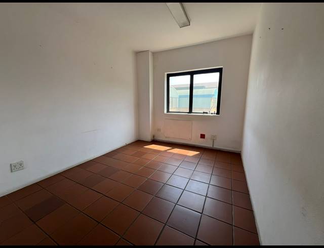 544M² WAREHOUSE TO LET IN ROOIHUISKRAAL